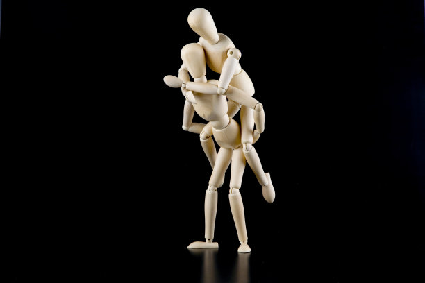 人体模型玩偶在交互孤立的黑色背景图片下载