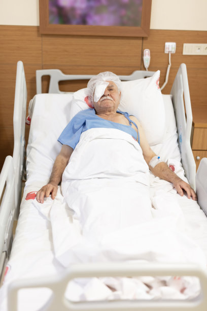 老人躺在病床上图片下载