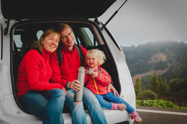 幸福的家庭和可爱的小女孩乘汽车旅行在路上图片下载