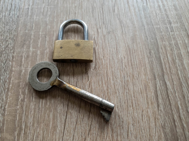 锁和钥匙关闭。大钥匙和锁。图片下载