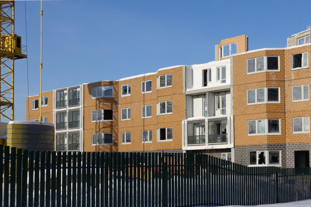 建设的进步。住宅多层建筑。房子和起重机。图片下载