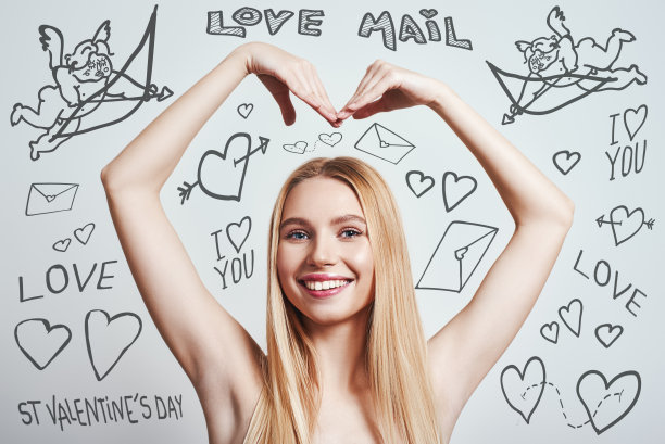 爱无处不在…可爱迷人的金发女孩的肖像，使心脏人物的头，而站在灰色的背景与涂鸦的主题圣瓦伦丁节。图片下载