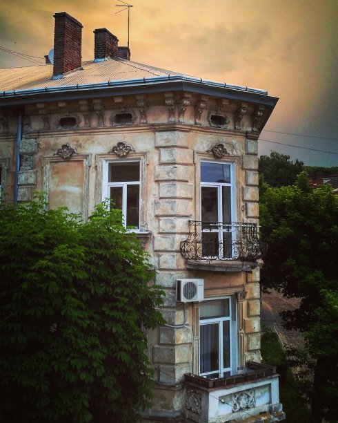 夏日，带阳台的老房子。雨后乌云密布图片下载