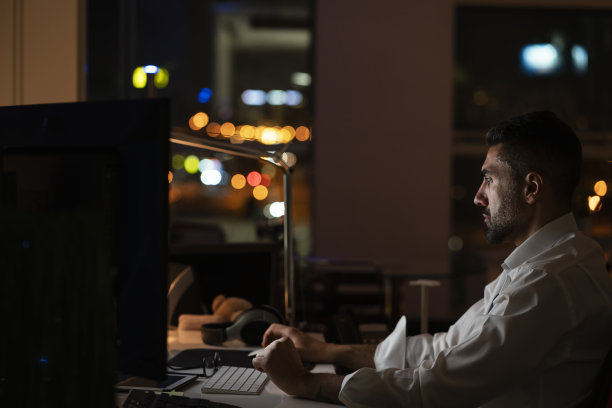 工作到很晚图片下载