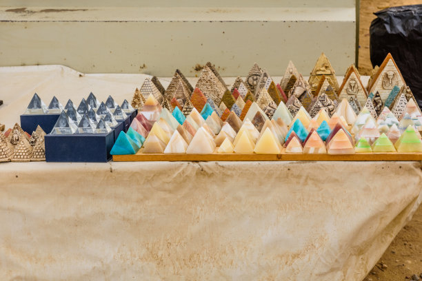 街边商店出售的各种埃及纪念品图片下载