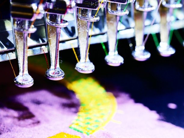 工作中的刺绣设备图片下载