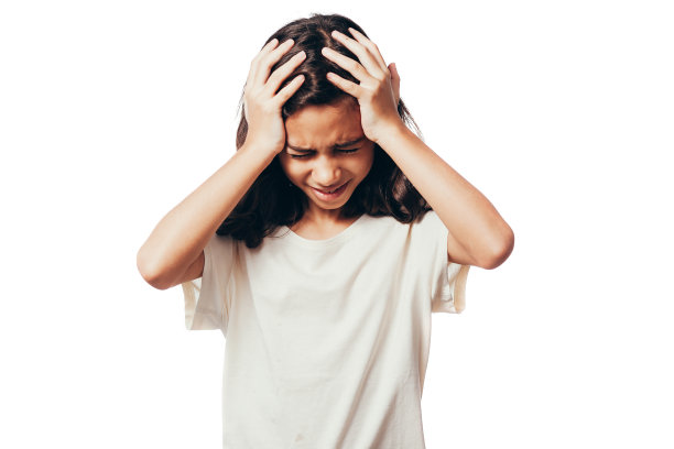 一个烦恼的女孩的肖像遭受头痛孤立在白色的背景图片下载