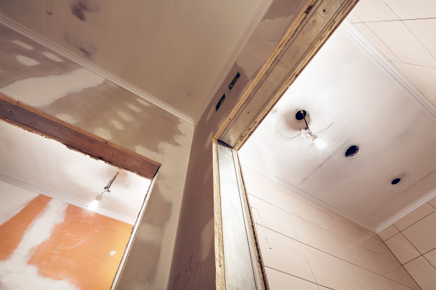 在公寓内安装石膏板或石膏板制作石膏板墙的工作过程正在建设、改造、翻新、扩建、修复和重建中。家居改善或装修的概念图片下载