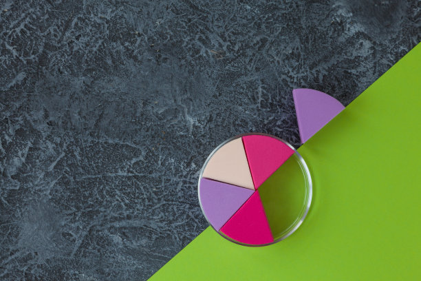 在黑色的石头背景上使用海绵图片下载