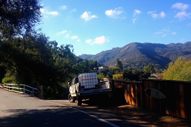 风景与云彩和卡车在山区图片下载