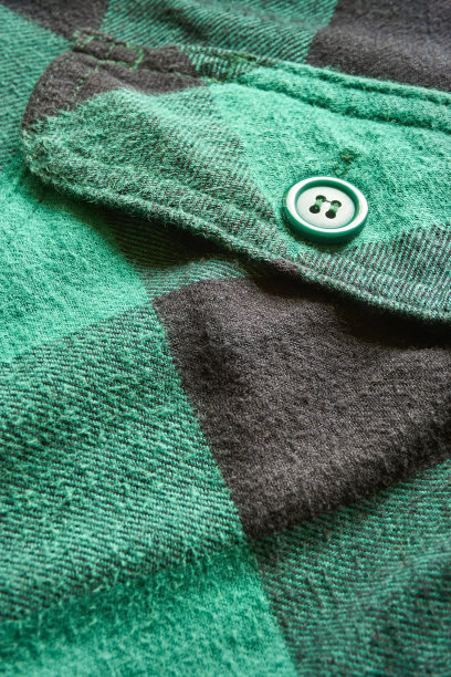 在绿色的黑色格子衬衫的胸部口袋关闭图片下载