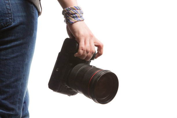 一个女人手里拿着一个单反相机。图片下载