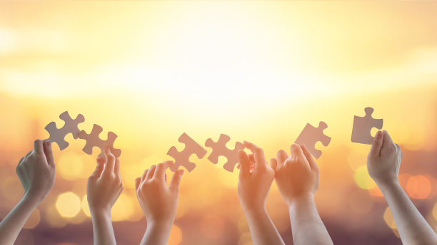 团队头脑风暴，团队伙伴关系连接解决问题，在希望的概念中找到解决方案与拼图在学校的孩子或学生的孩子的手中图片下载