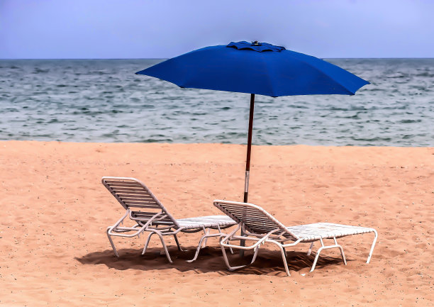 沙滩上的躺椅和雨伞图片下载