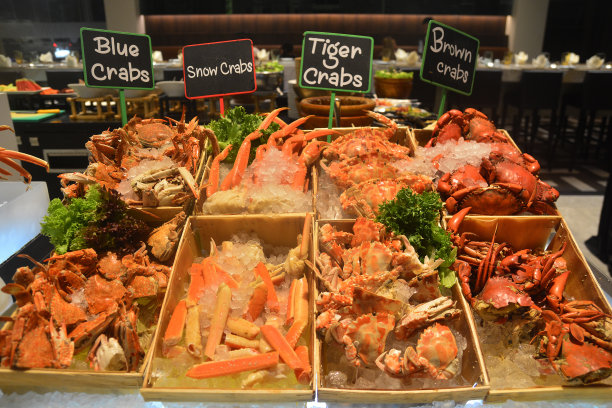 在酒店的自助餐厅，用木桶蒸冷冻海鲜蟹。图片下载