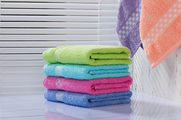 浴室里五颜六色的毛巾图片下载