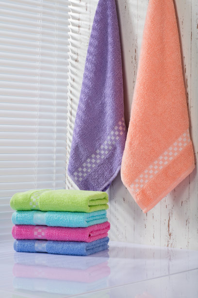 浴室里五颜六色的毛巾图片下载