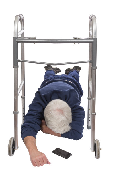 老人从他的步行者上掉下来，孤立在白色图片下载