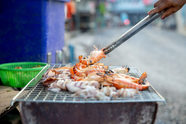 专业厨师烹饪虾或虾在木炭炉上烤。烤炉烤虾，烧烤海鲜。图片下载