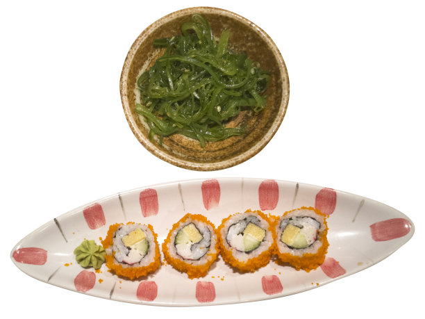 白色背景上的加州卷和辣味海藻图片下载