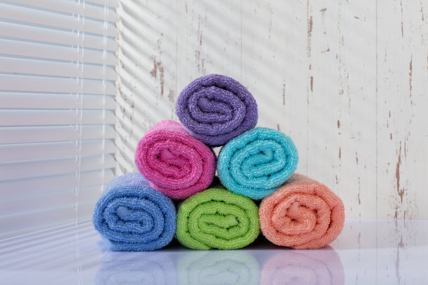 浴室里五颜六色的毛巾。图片下载