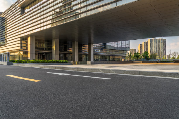 黄昏时分，空旷的道路和现代化的办公大楼图片下载