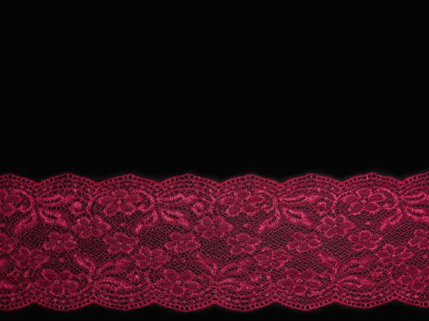 红色宽蕾丝上的黑色背景图片下载