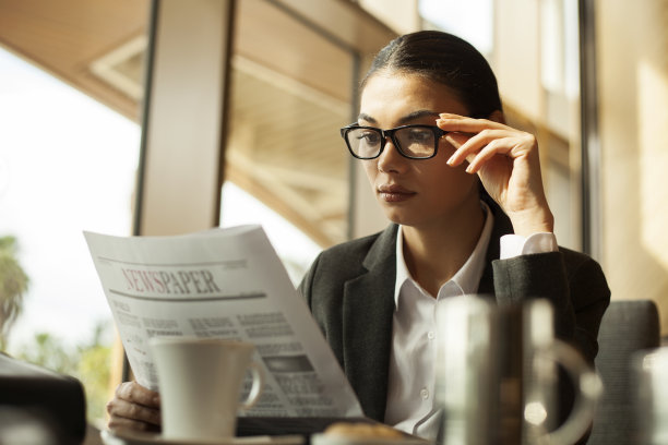 在办公室工作的女商人图片下载