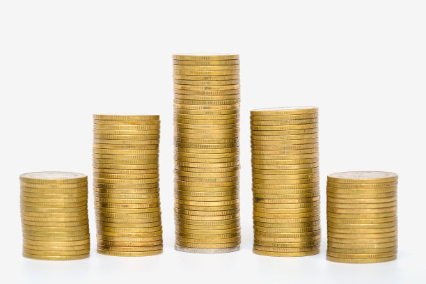 一堆孤立在白色背景上的金币图片下载