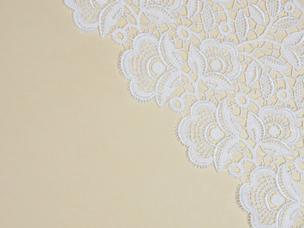 米色背景上的白色花边图片下载