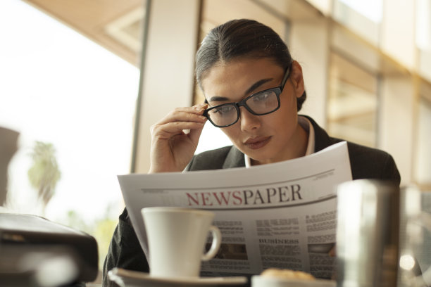 在办公室工作的女商人图片下载