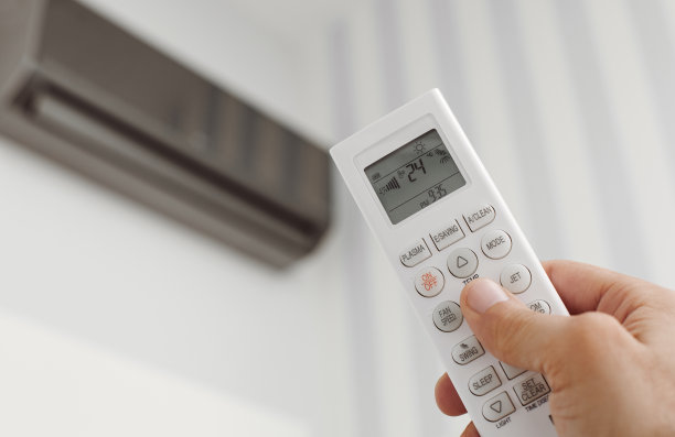 在家里调节空调图片下载