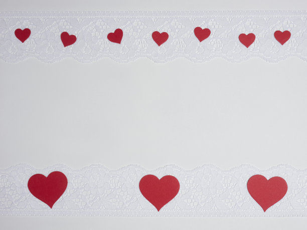 白色蕾丝与红色的心在白色的背景图片下载