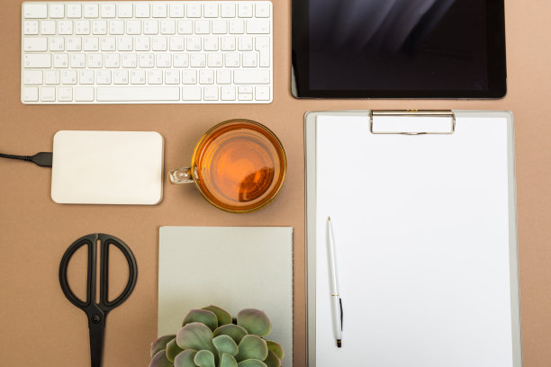 办公桌子，写字台，写字板，键盘，笔记本，茶杯，圆盘和剪刀。模拟模板。前视图。——图片图片下载