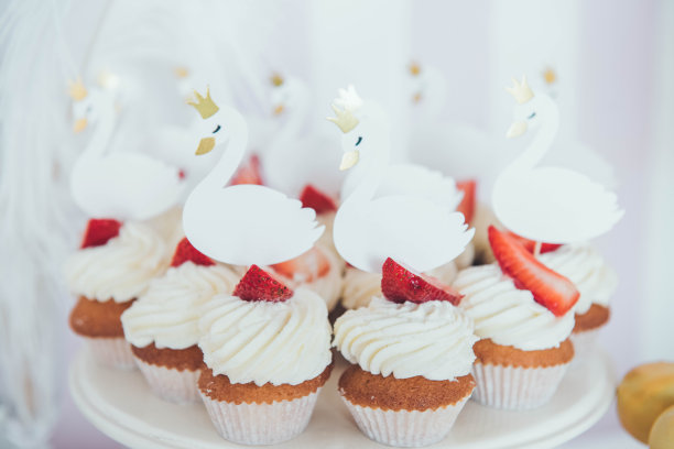 美味的纸杯蛋糕。天鹅形状的纸杯蛋糕。芭蕾舞演员儿童生日派对。图片下载