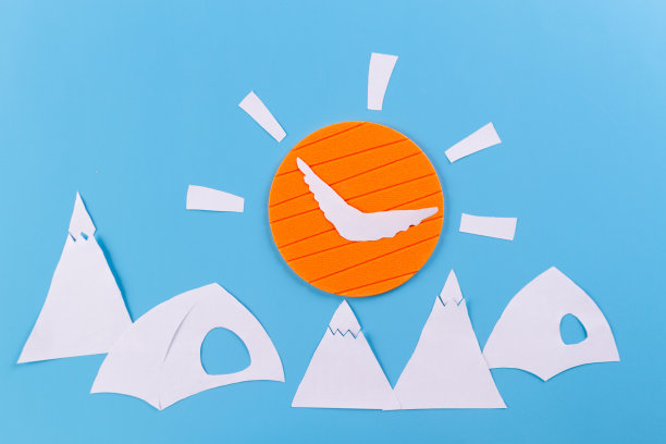 帐篷以高山为背景。图片下载