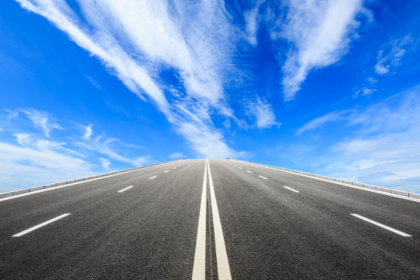 笔直的柏油路和蓝天白云图片下载