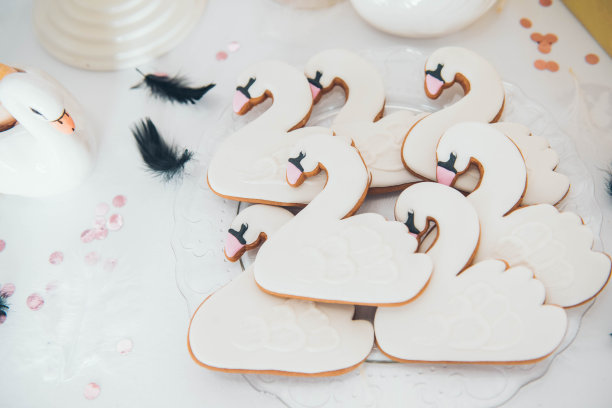 装饰饼干。为孩子们的生日聚会制作的光滑的天鹅形饼干。为活动提供自助餐。宴会上的美味小吃。图片下载
