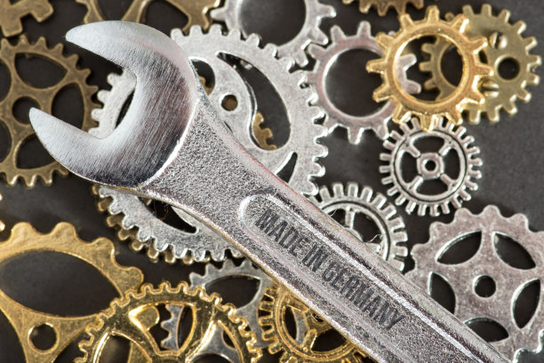 齿轮和标有德国制造印记的摩尔钥匙图片下载