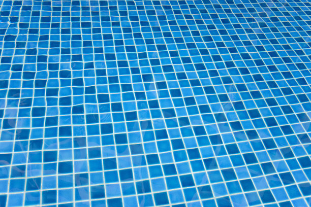 游泳池底部清澈的水面纹理背景。图片下载