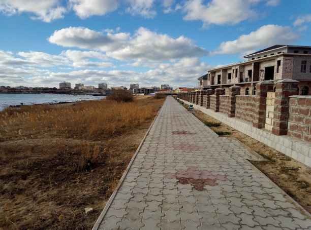 秋季的里海海岸。图片下载