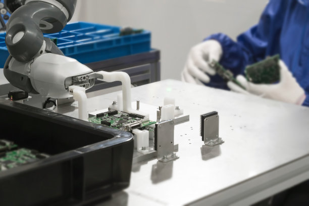 工业4.0、5.0协同机器人技术，人与机器人手机的新型关系，大规模个性化，协同机器人在电子智能工厂概念中的生产力定制。图片下载