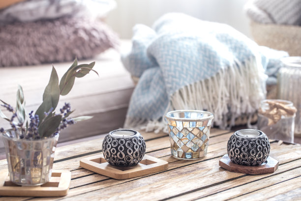 静物与家居装饰元素在桌子上图片下载