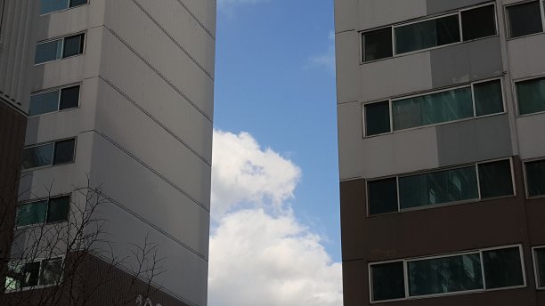 建筑物之间的天空图片下载