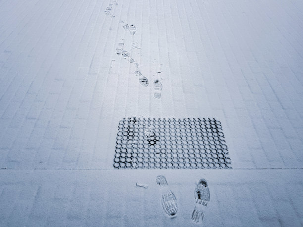 白雪上的脚印图片下载