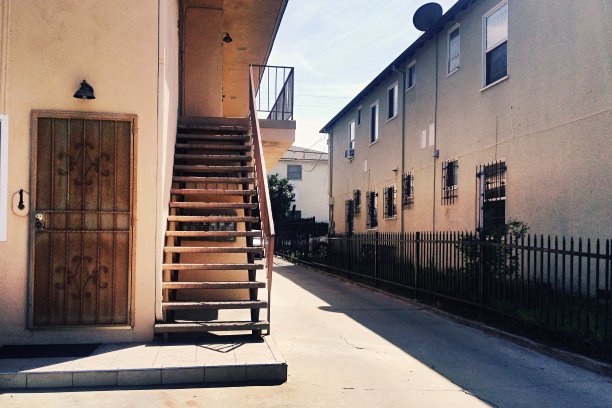 楼梯、小巷和阴影图片下载