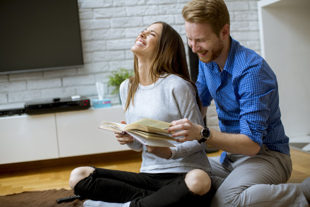 拿着一本书的年轻夫妇图片下载