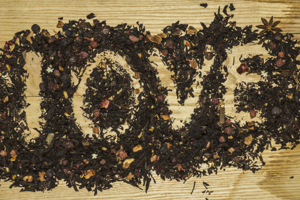 草药茶上的“爱”字图片下载