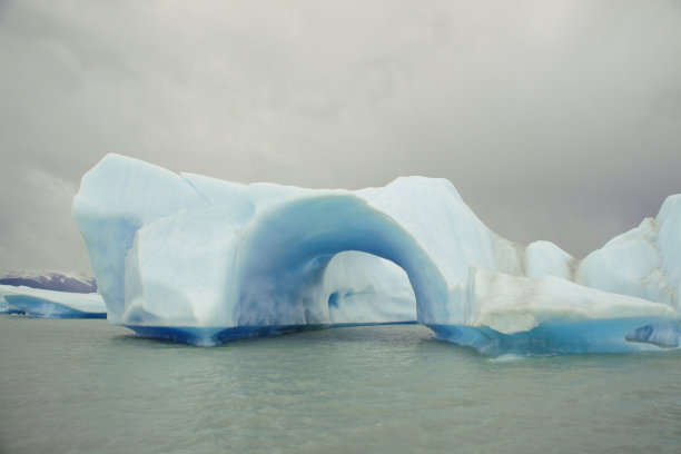蓝色冰山漂浮在乌普萨拉冰川附近的阿根廷湖上。阿根廷，Los Glaciares国家公园，联合国教科文组织世界遗产图片下载