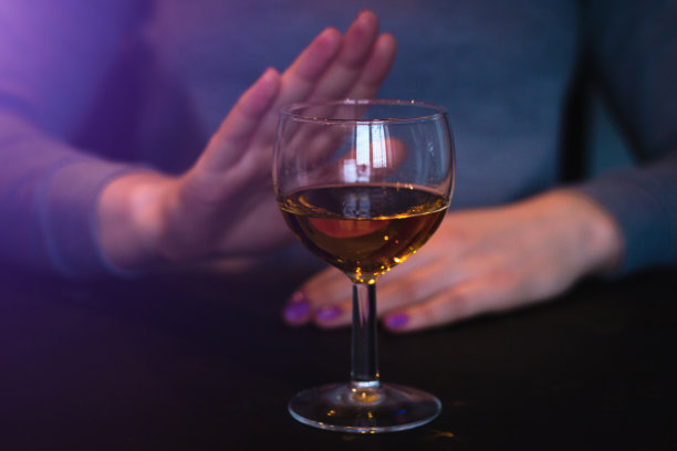 年轻女子拒绝喝酒图片下载